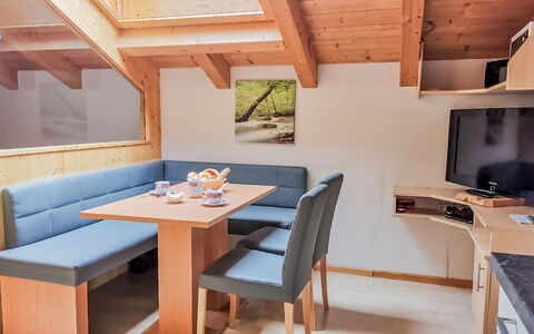 Frischmann: Table, Meubles, Bâtiment, Canapé, Bois, Éclairage, Design Intérieur, Architecture, Confort, Sol