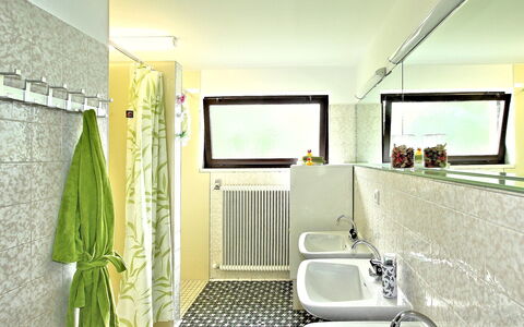 Laterns 100: Salle De Bains, Pièce, Vert, Propriété, Design Intérieur, Bâtiment, Jaune, Luminaire Plomberie, Maison, Immobilier