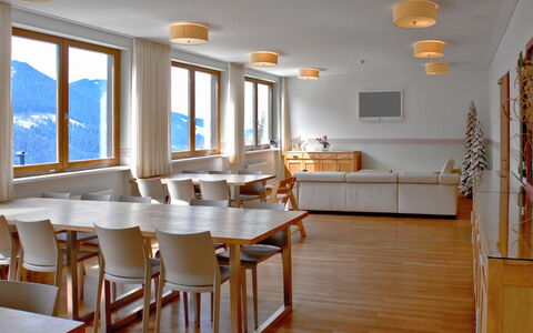 Laterns 100: Propriété, Meubles, Fenêtre, Table, Bois, Design Intérieur, Sol, Canapé, Ombre, Immobilier