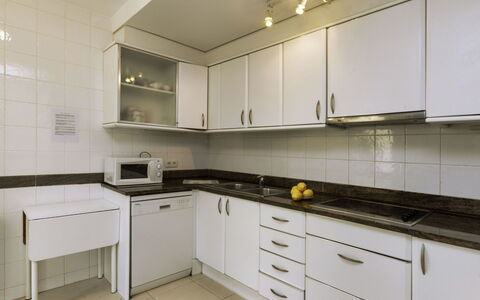 Mar Nou: Comptoir, Cabinetry, Bâtiment, Propriété, Meubles, Robinet, Evier, Évier, Cuisine, Cuisinière