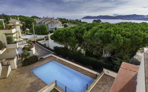 Mar Nou: Nuage, L'Eau, Ciel, Bâtiment, Propriété, Jour, Bleu Azur, La Nature, Piscine, Arbre