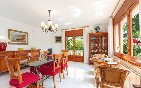 Mas Vila: Pièce, Propriété, Meubles, Bâtiment, Design Intérieur, Immobilier, Maison, Salle À Manger, Table, Plafond