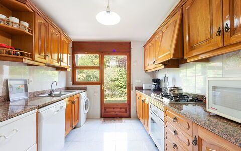 Mas Vila: Comptoir, Propriété, Cabinetry, Pièce, Cuisine, Meubles, Bâtiment, Jaune, Immobilier, Design Intérieur