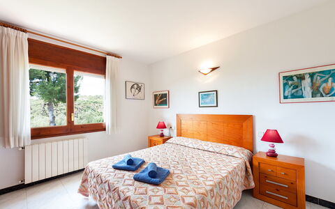 Mas Vila: Chambre, Meubles, Pièce, Lit, Propriété, Drap De Lit, Design Intérieur, Cadre De Lit, Literie, Sol