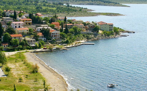 Novigrad (Zadar) 126: L'Eau, Bâtiment, Ressources En Eau, Propriété, Plante, Paysage Naturel, Arbre, Bleu Azur, Bateau, Lac