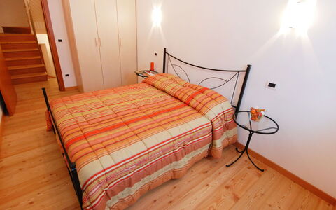 Albergo Diffuso - Cjasa Marisa: Meubles, Confort, Bâtiment, Bois, Textile, Orange, Cadre De Lit, Lit, Design Intérieur, Sol