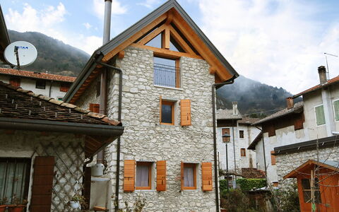 Barcis Lake 230: Nuage, Ciel, Plante, Bâtiment, Fenêtre, Maison, Bois, Chalet, Zone Résidentielle, Façade
