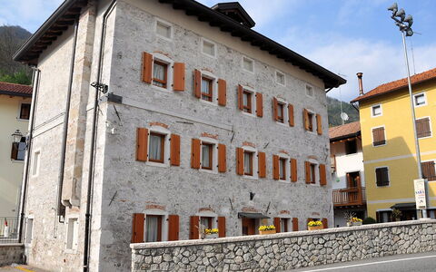 Albergo Diffuso - Cjasa Fantin: Bâtiment, Fenêtre, Nuage, Ciel, Surface De La Route, Design Urbain, Maison, Matériel De La Propriété, Condominium