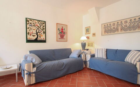 Rio Marina 400: Meubles, Pièce, Propriété, Canapé, Design Intérieur, Salon, Mur, Sol, Immobilier, Maison