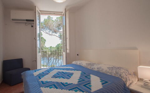 Rio Marina 400: Chambre, Pièce, Lit, Meubles, Propriété, Drap De Lit, Cadre De Lit, Literie, Design Intérieur, Sol