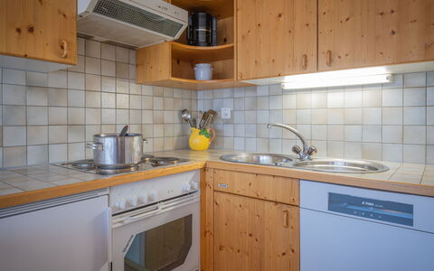Ovronnaz 119: Cabinetry, Comptoir, Evier, Propriété, Meubles, Bâtiment, Évier, Robinet, Cuisine, Cuisinière