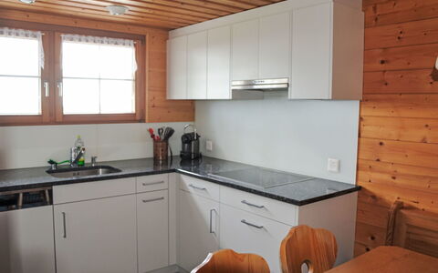 Panoramablick: Cabinetry, Comptoir, Bâtiment, Propriété, Evier, Meubles, Évier, Bois, Cuisine, Fenêtre