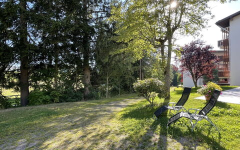 Schöne Aussicht (App 1406 Ex-Kurhotel): Plante, Surface De La Route, Ombre, Arbre, Asphalte, Lot Terre, Arbuste, Paysage Naturel, Bâtiment, Paysage