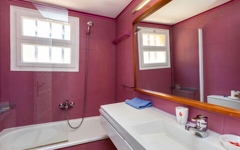 Bella Vista: Robinet, Propriété, Luminaire Plomberie, Fenêtre, Baignoire, Lavabo, Bâtiment, Évier, Armoire De Toilette, Violet