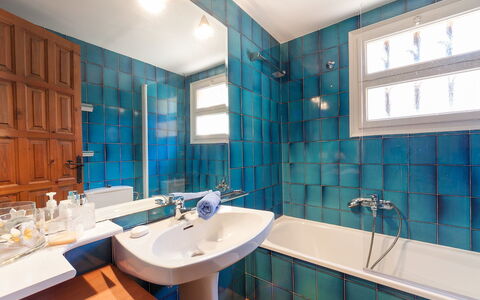 Bella Vista: Salle De Bains, Pièce, Propriété, Turquoise, Design Intérieur, Bâtiment, Architecture, Tuile, Maison, Immobilier