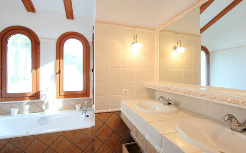 Ca Toni: Salle De Bains, Propriété, Pièce, Plafond, Tuile, Design Intérieur, Bâtiment, Maison, Baignoire, Sol