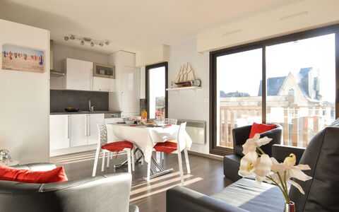 Baccara: Table, Meubles, Bâtiment, Canapé, Chaise, Salon, Design Intérieur, Confort, Plante D'Appartement, Sol
