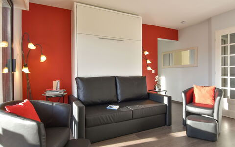 Baccara: Canapé, Meubles, Cadre, Confort, Design Intérieur, Orange, Bâtiment, Sol, Sol, Bois