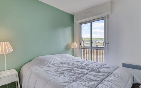 Neptune: Meubles, Propriété, Bâtiment, Lumière, Confort, Bleu Azur, Ombre, Bois, Textile