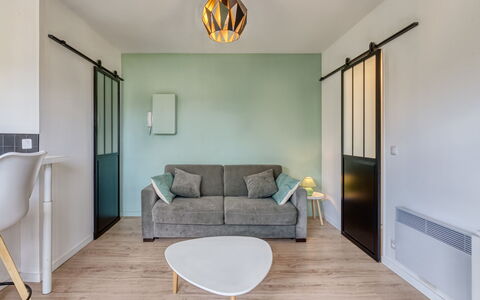 Neptune: Propriété, Bâtiment, Canapé, Vert, Confort, Bois, Éclairage, Ombre, Design Intérieur