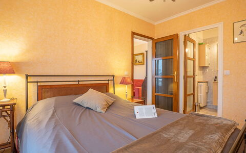 Cardella: Meubles, Propriété, Confort, Bois, Design Intérieur, Bâtiment, Éclairage, Ombre, Lampe