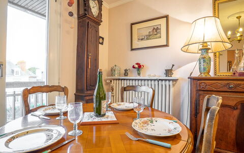 Cardella: Table, Meubles, Cadre, Propriété, Vaisselle, Vaisselle, Chaise, Éclairage, Bois, Assiette