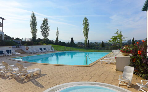 Les Terrasses D'Arcangues: Piscine, Mobilier De Jardin, Recours, Loisir, Chaise, Balancelle, Eco Hôtel, Ville Resort, Parapluie, Thermes