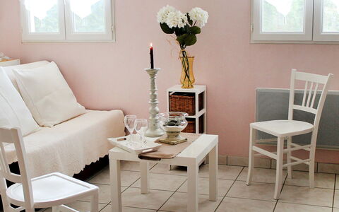 Le Clos des Sapins: Meubles, Pièce, Blanc, Chaise, Salon, Table, Sol, Design Intérieur, Table Basse, Propriété