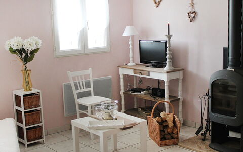 Le Clos des Sapins: Meubles, Pièce, Table, Design Intérieur, Salon, Sol, Étagère, Bureau, Matériel De La Propriété, Chaise