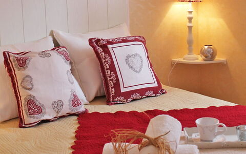 Le Clos des Sapins: Oreiller, Coussin, Chambre, Literie, Drap De Lit, Meubles, Pièce, Throw Pillow, Rouge, Lit