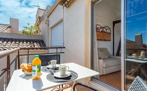 Héraclée: Table, Meubles, Propriété, Vaisselle, Nuage, Bâtiment, Orange, Design Intérieur, Chaise, Bois