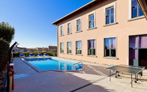 Old School House: Propriété, Bâtiment, Maison, Immobilier, Domicile, Piscine, Ville, Appartement, Zone Résidentielle, Biens