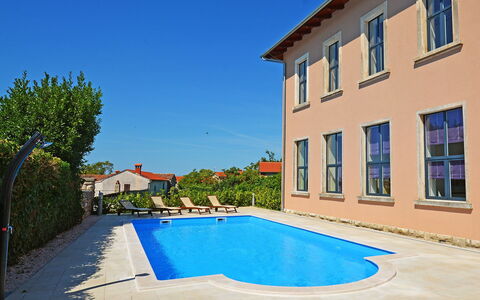 Old School House: L'Eau, Bâtiment, Ciel, Fenêtre, Plante, Bleu Azur, Piscine, Ombre, Arbre, Loisir