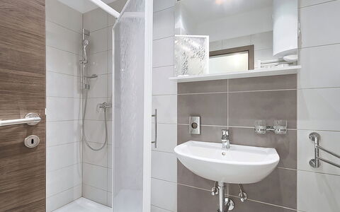 Old School House: Miroir, Luminaire Plomberie, Robinet, Évier, Lavabo, Propriété, Bâtiment, Salle De Bains, Design Intérieur