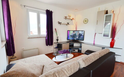Šverko: Pièce, Propriété, Meubles, Design Intérieur, Chambre, Salon, Bâtiment, Lit, Violet, Maison