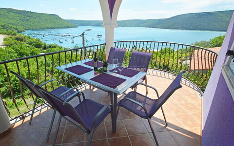 Šverko: L'Eau, Ciel, Meubles, Propriété, Plante, Nuage, Table, Chaise, Bleu Azur, Bleu
