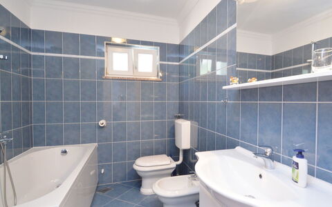 Šverko: Salle De Bains, Propriété, Pièce, Tuile, Architecture, Design Intérieur, Immobilier, Bâtiment, Maison, Baignoire