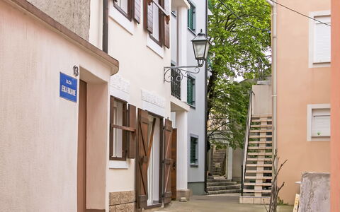 Karlobag 103: Plante, Fenêtre, Bâtiment, Surface De La Route, Ruelle, Plante D'Appartement, Bois, Pot De Fleur, Zone Résidentielle