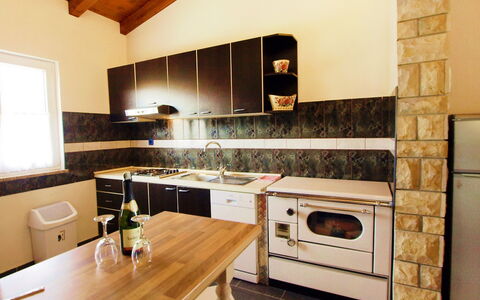 Villa Ana: Comptoir, Pièce, Propriété, Cuisine, Cuisinière, Cabinetry, Meubles, Design Intérieur, Bâtiment, Maison