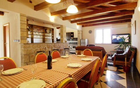 Villa Ana: Pièce, Bâtiment, Propriété, Design Intérieur, Salle À Manger, Restaurant, Table, Meubles, Maison, Immobilier
