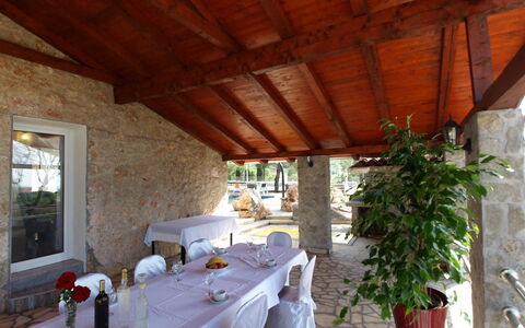 Villa Sandra: Propriété, Bâtiment, Pièce, Plafond, Maison, Immobilier, Meubles, Faisceau, Villa, Design Intérieur