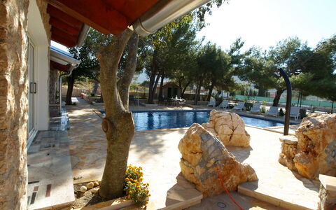 Villa Sandra: Propriété, Arbre, L'Eau, Domicile, Maison, Immobilier, Architecture, Bâtiment, Bois, Vacances