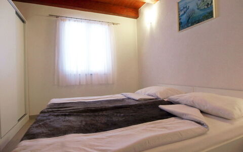 Villa Sandra: Chambre, Lit, Pièce, Propriété, Meubles, Cadre De Lit, Drap De Lit, Matelas, Mur, Sol
