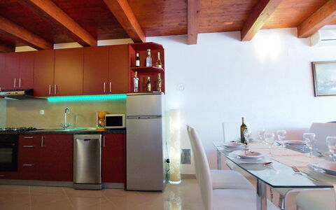 Villa Sandra: Pièce, Bâtiment, Propriété, Plafond, Comptoir, Design Intérieur, Cuisine, Meubles, Maison, Cabinetry