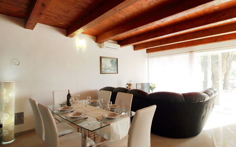 Villa Sandra: Pièce, Propriété, Bâtiment, Design Intérieur, Plafond, Meubles, Salle À Manger, Maison, Table, Sol