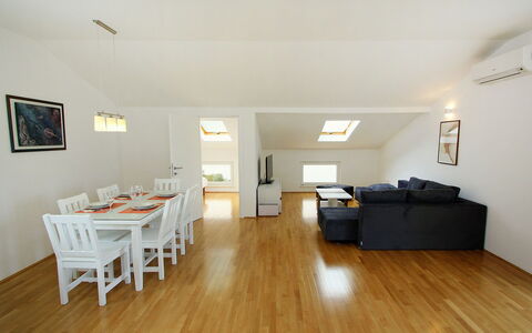 Gabriela: Pièce, Parquet, Sol, Propriété, Bâtiment, Dur, Meubles, Design Intérieur, Revêtement De Sol Stratifié, Sol