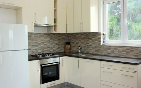 Gabriela: Comptoir, Cuisine, Pièce, Propriété, Cabinetry, Meubles, Tuile, Principaux Appliance, Design Intérieur, Cuisinière
