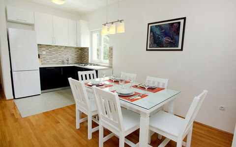 Gabriela: Pièce, Meubles, Salle À Manger, Propriété, Design Intérieur, Sol, Table, Parquet, Dur, Mur