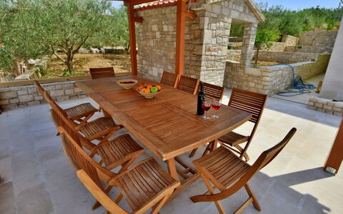 Gabriela: Meubles, Propriété, Table, Tableau De Plein Air, Chaise, Pièce, Mobilier De Jardin, Patio, Bâtiment, Maison