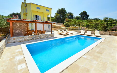 Gabriela: L'Eau, Ciel, Bâtiment, Jour, Propriété, Plante, Piscine, La Nature, Bleu Azur, Arbre